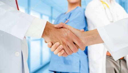 Representantes de la fundación y de CASMU estrechando las manos