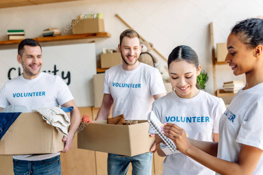 Grupo de voluntariado colaborando en una actividad comunitaria
