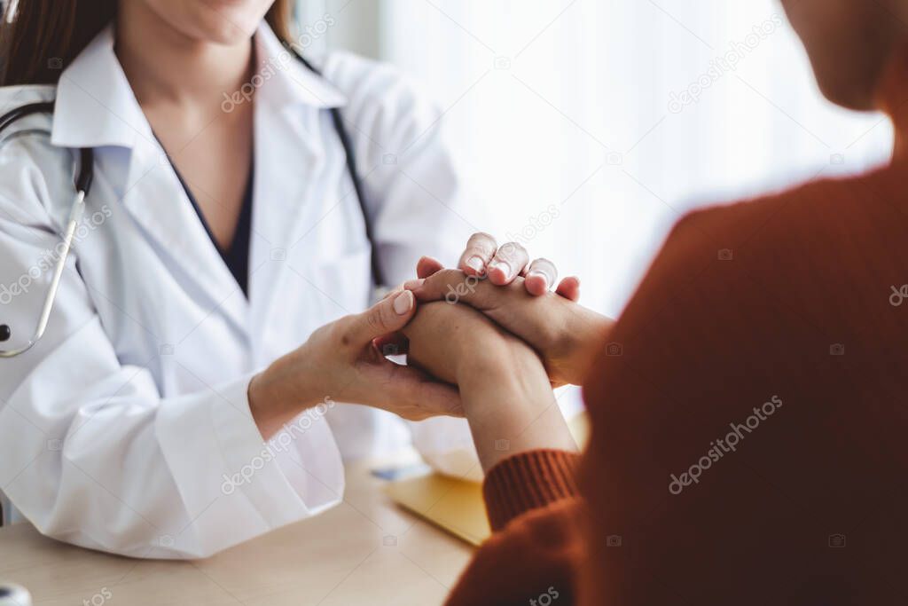 Persona voluntaria conversando con un paciente en una sala de espera
