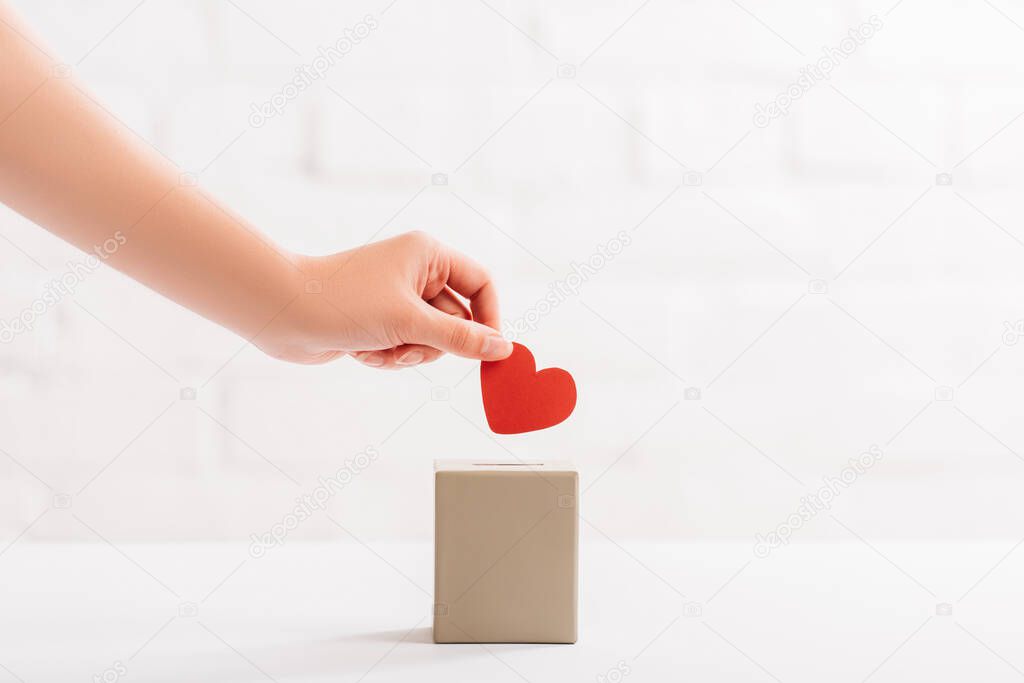Manos entregando una donación solidaria