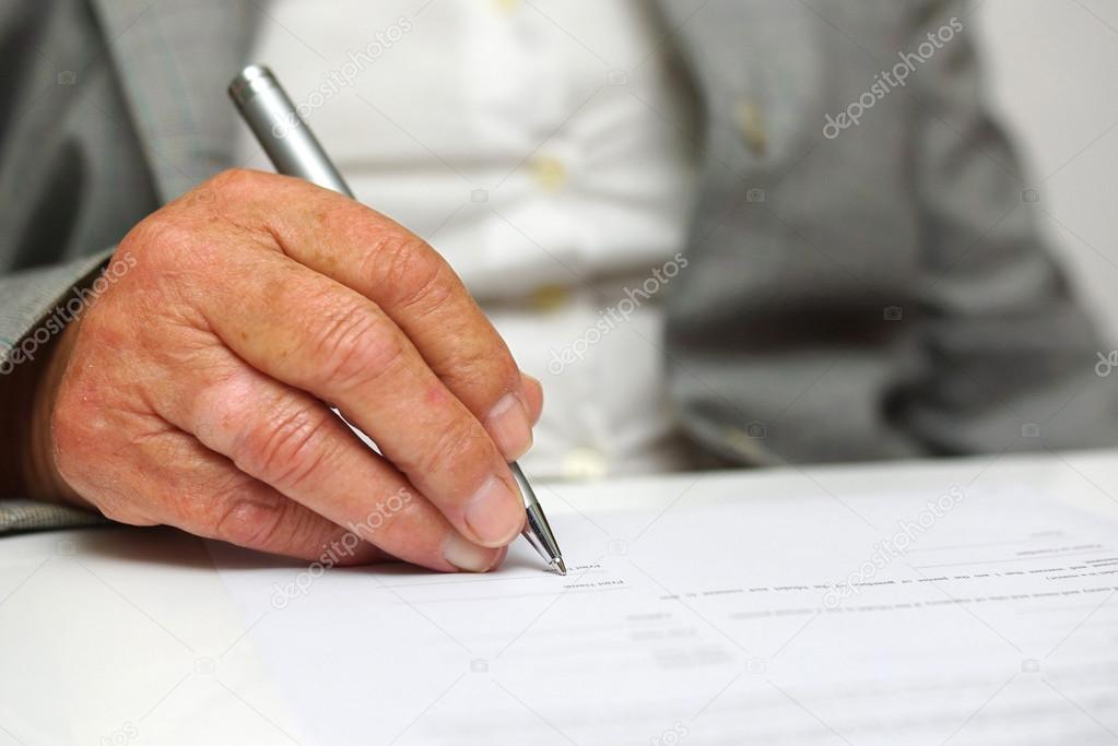 Persona firmando un documento de legado solidario