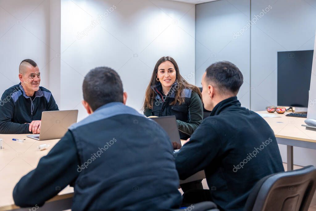 Equipo interdisciplinario planificando un proyecto de salud innovador