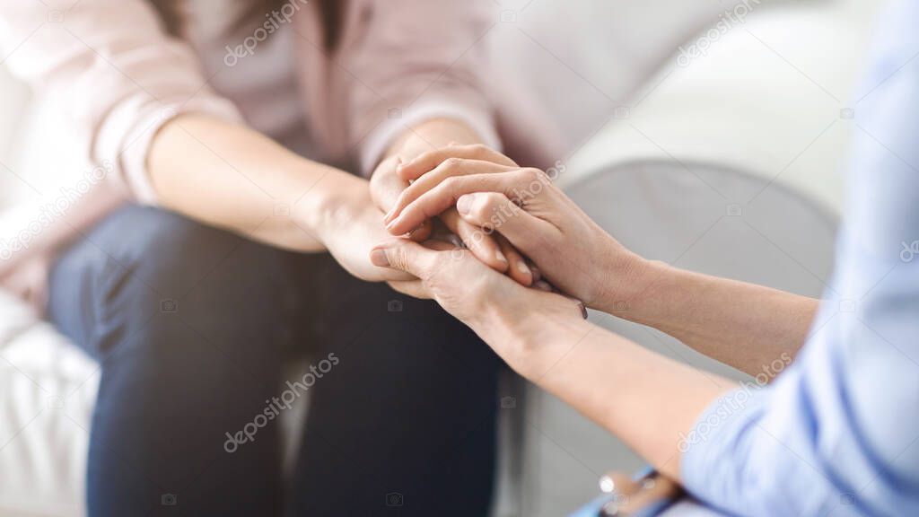 Voluntaria acompañando a una persona mayor en un centro de salud