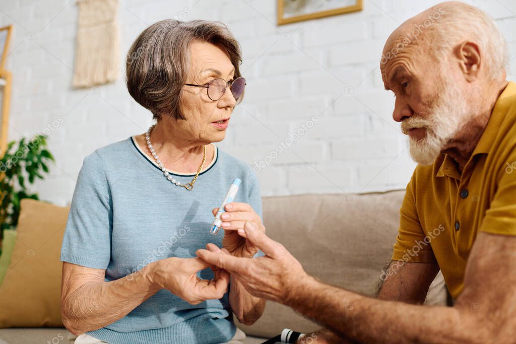 Profesional de la salud conversando con un paciente crónico