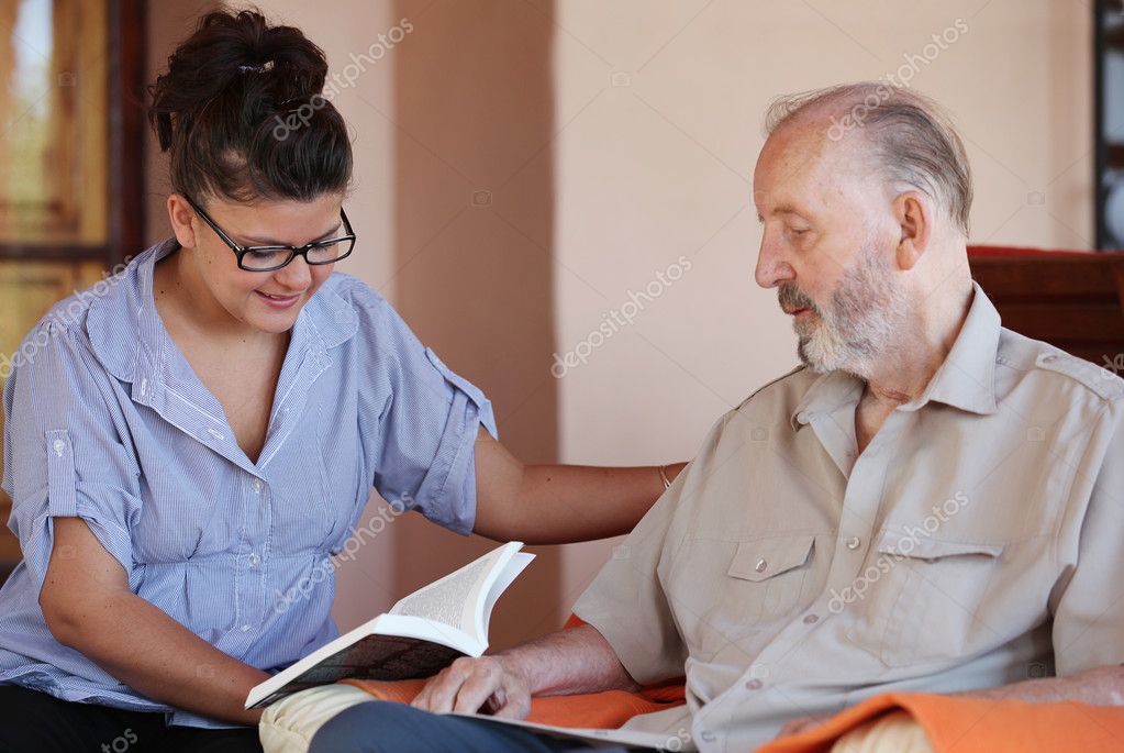 Familia recibiendo apoyo durante una internación