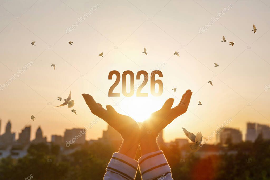 Grupo de personas mirando hacia adelante con actitud esperanzadora